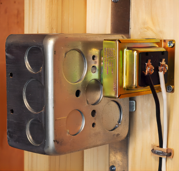 كيفية توصيل محول جرس الباب بمصدر الطاقة؟