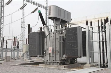 ما هو تحول الطاقة الذي يحدث أولاً في محطة توليد الطاقة التي تعمل بحرق الفحم؟