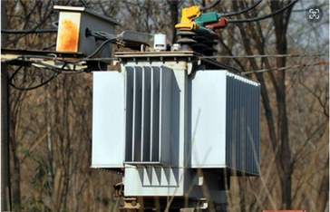 عندما يعمل المحول بكامل طاقته، ما شدة التيار المار في الملف الثانوي؟