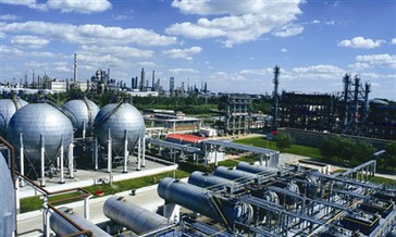 لماذا يوجد الكثير من المحولات خارج محطة توليد الكهرباء؟