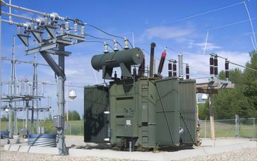 هل يمكنني توصيل محول تصعيدي بالطاقة الرئيسية؟