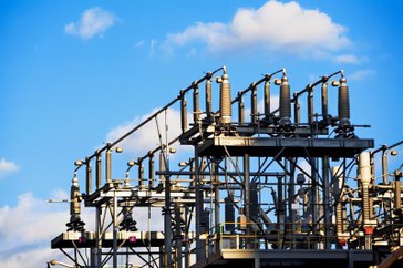 هل يحتوي مصدر الطاقة في مركز التسوق على محول عزل فيه؟