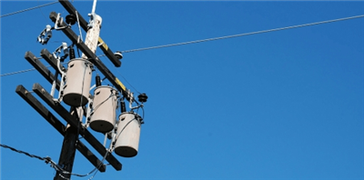 ما الجهد الذي يحمله خط الطاقة المنتقل من القطب إلى المحول؟---محول Yawei