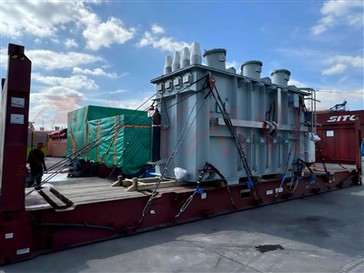 تم تعبئة محول الكفاءة العالية في الميناء وعلى استعداد للمغادرة